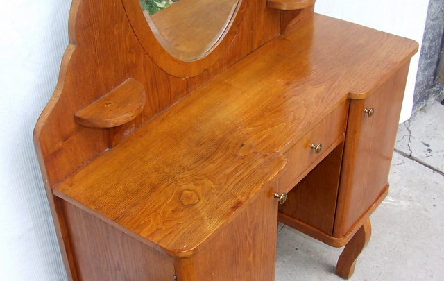 Oak dressing table.